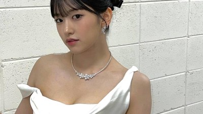 화이트 드레스 입은 안유진